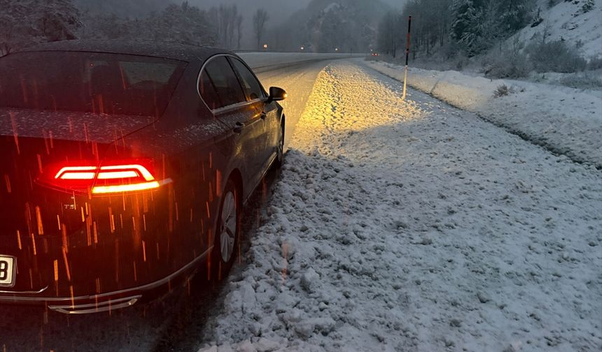 Sivas'ta Geminbeli Geçidi'nde kar yağışı etkili oluyor