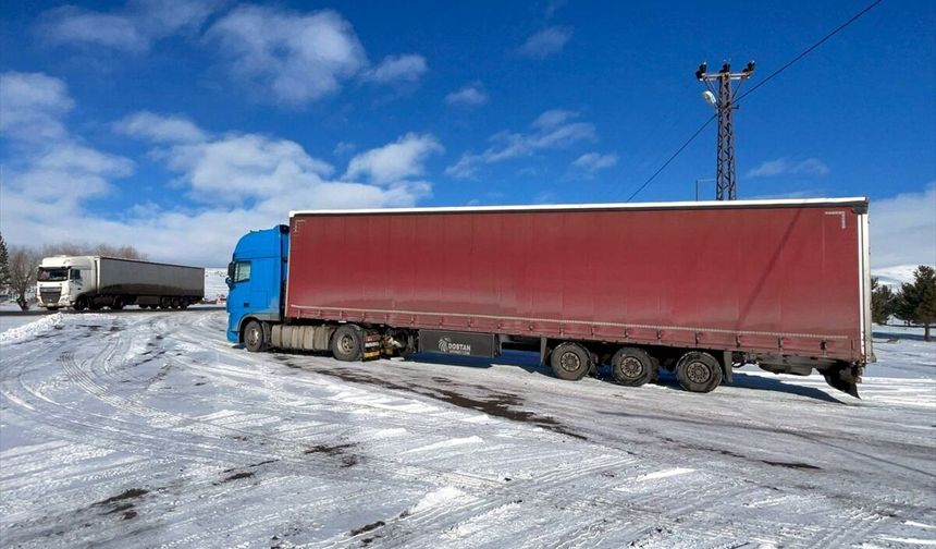 Ardahan'da ağır tonajlı araçlara kapatılan kara yollarında ulaşım normale döndü