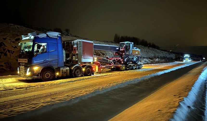 Ardahan'da kar ve buzlanma nedeniyle tırlar yolda kaldı