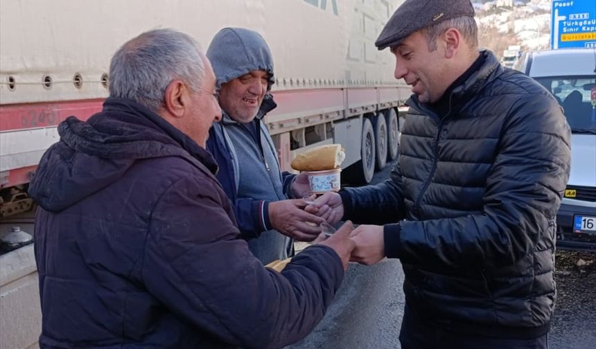 Ardahan'da kar ve tipi nedeniyle yolda kalan tır şoförlerine çorba ikram edildi