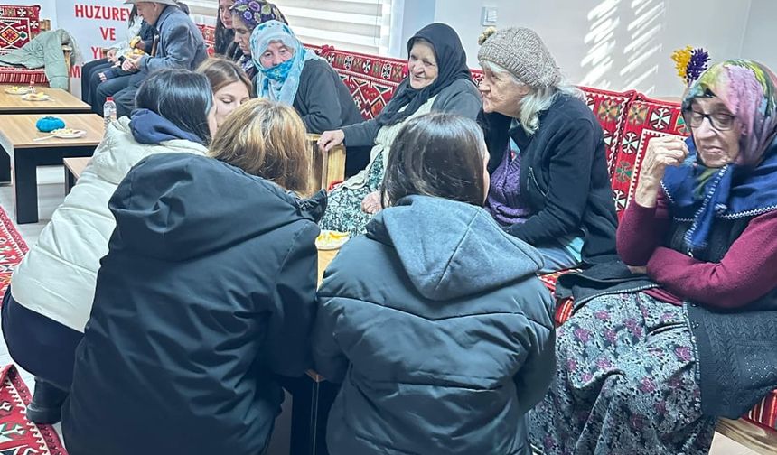 Ardahan'da lise öğrencilerinden huzurevi sakinlerine ziyaret