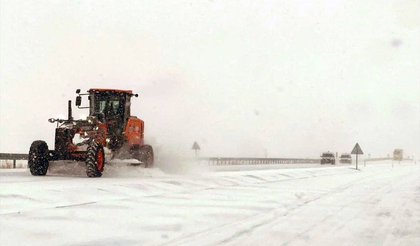 Ardahan'da Türkgözü-Posof-Damal kara yolu kar nedeniyle ağır tonajlı araçlara kapatıldı