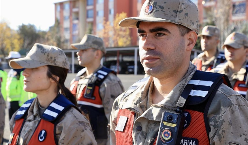 Bingöl'de jandarma trafik personeline yaka kameraları törenle dağıtıldı