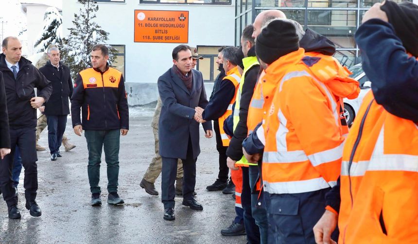 Bitlis Valisi Karakaya, karla mücadele ekiplerini ziyaret etti