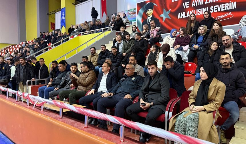 Bulanık'ta kurumlar arası futsal turnuvası başladı