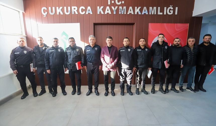 Çukurca Kaymakamı Cebeci, polislere başarı belgesi takdim etti