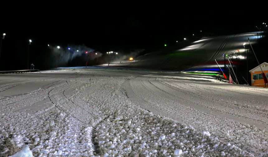 Depolanan kar ve suni karlamayla Palandöken'de kayak heyecanı başlıyor