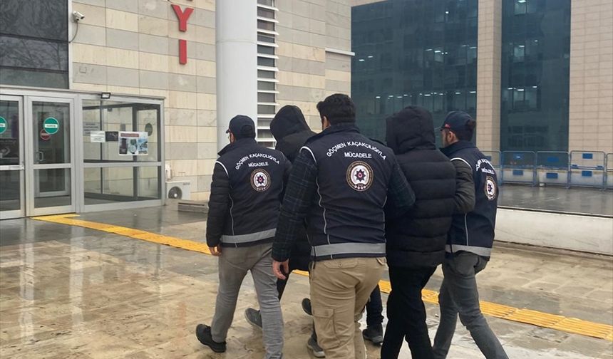 Elazığ'da 16 düzensiz göçmen yakalandı, 2 zanlı tutuklandı