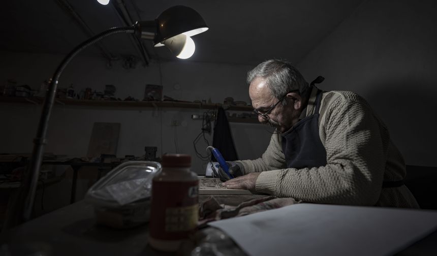 Emekli hekim Oltu taşı tozuyla ahşap oymacılığına yeni bir soluk getiriyor