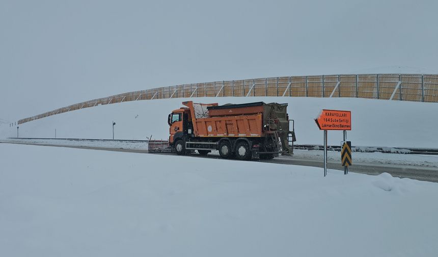Erzincan-Sivas kara yolunda kar nedeniyle ulaşım güçlükle sağlanıyor