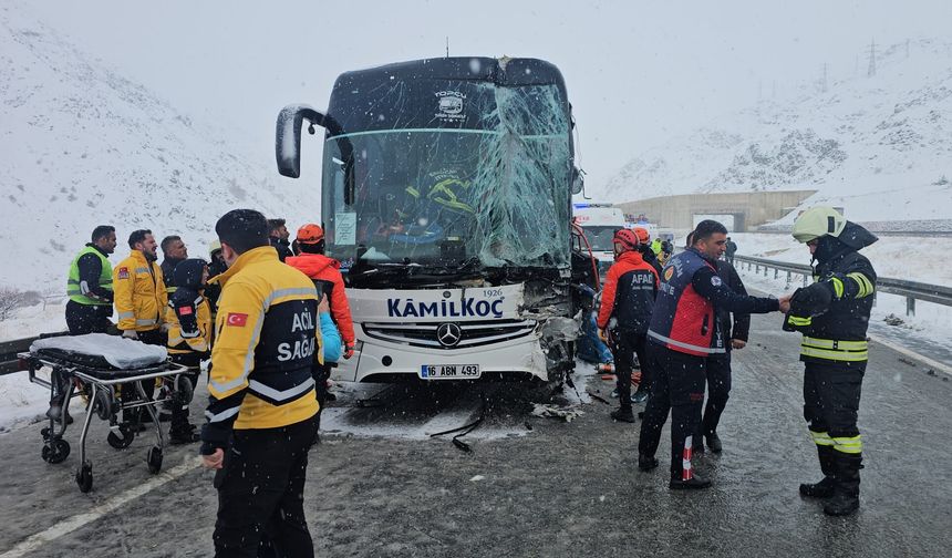 Erzincan'da otobüsün tıra çarptığı kazada 3 kişi yaralandı