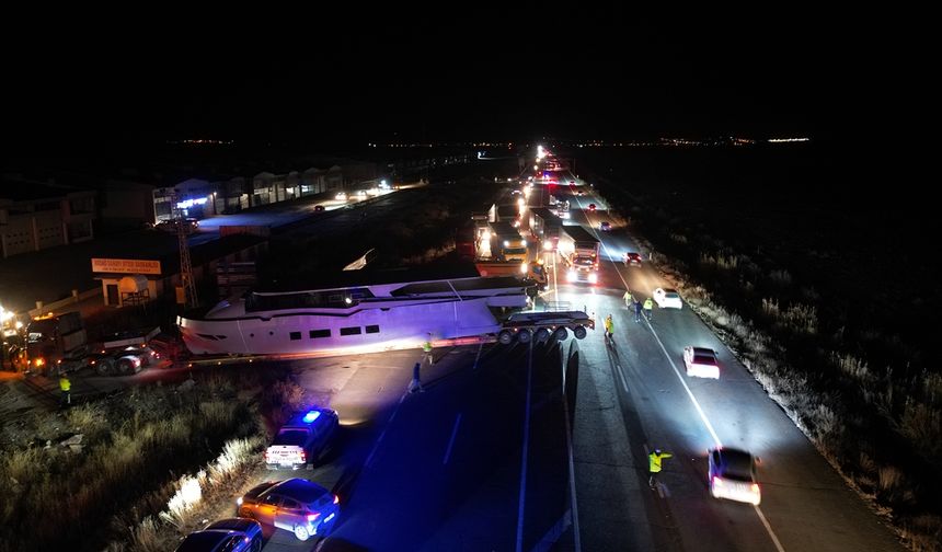 Erzurum-Artvin kara yolunda dorsesi yola oturan gemi yüklü tır ulaşımı aksattı