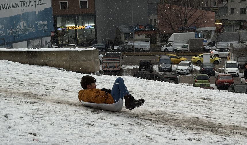 Erzurum'da kar yağışını fırsat bilen çocuklar mahalle aralarında poşet ve kızakla kaydı
