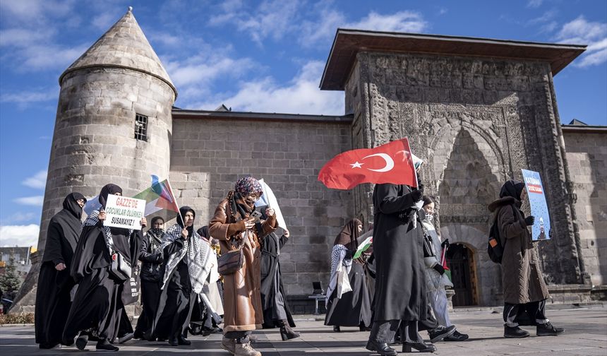 Erzurum'da sağlık çalışanları 109 haftadır Gazze için 'sessiz yürüyüş'lerini sürdürüyor