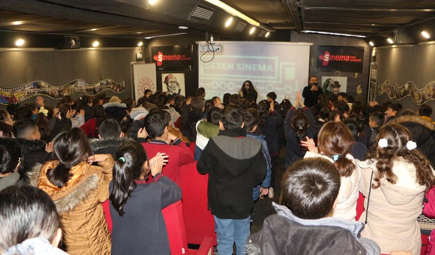 'Gezen Sinema Tırı' Karlıova'da çocuklarla buluştu