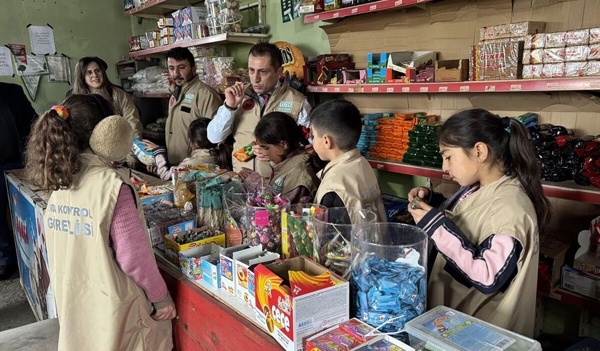 Gıda okuryazarlığı eğitimi alan çocuklar ekiplerle bakkal denetimine çıkıyor