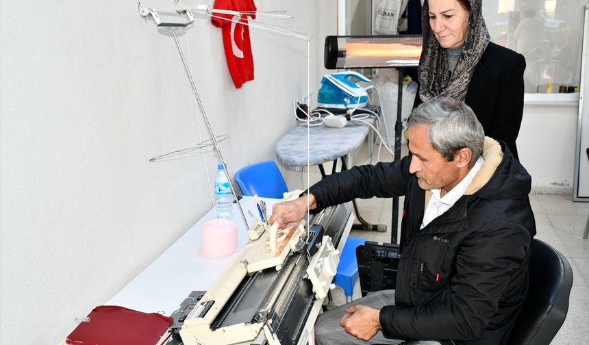 Hakkari'de engelliler katıldıkları kurslarda yaptıkları ürünlerle engellerini aşıyor