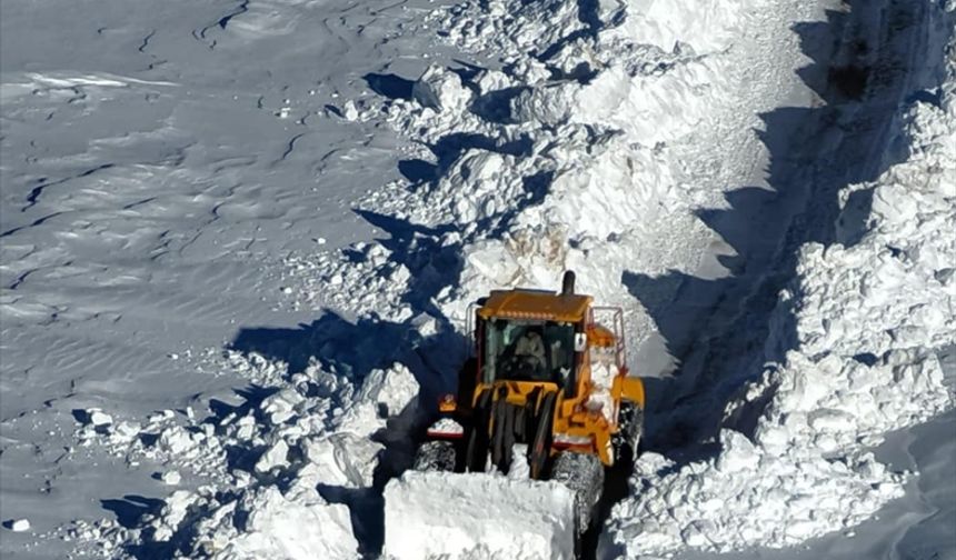 Hakkari'de kardan kapanan üs bölgesinin yolu açıldı