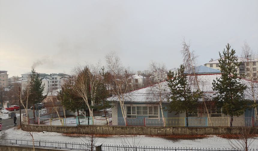 Karlıova'da kar yağdı