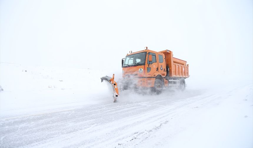 Kars-Ardahan kara yolunda ulaşım güçlükle sağlanıyor