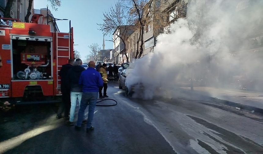 Kars'ta seyir halindeyken alev alan otomobil kullanılamaz hale geldi