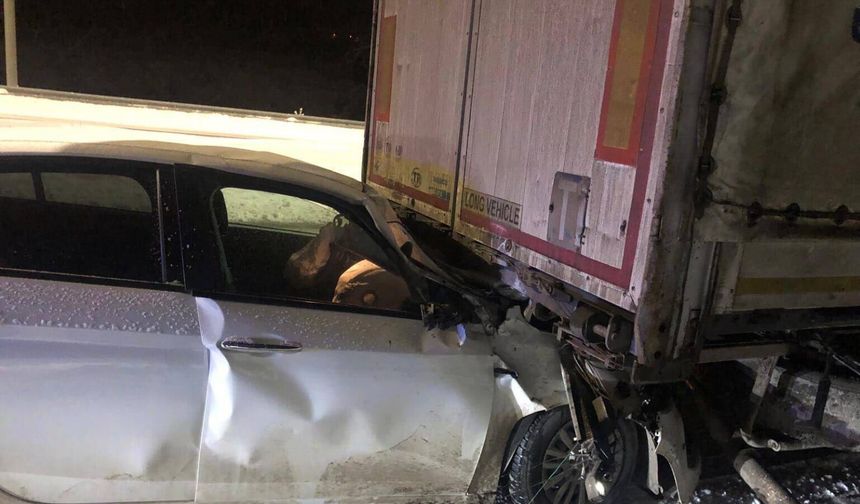 Kars'ta tıra çarpan otomobilin sürücüsü yaralandı