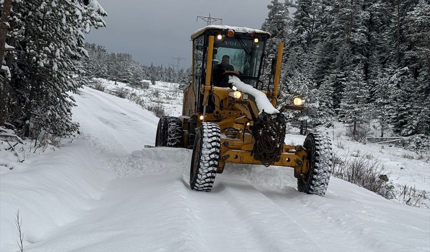 Kastamonu'da kar yağışı nedeniyle ulaşımda aksaklık yaşanıyor