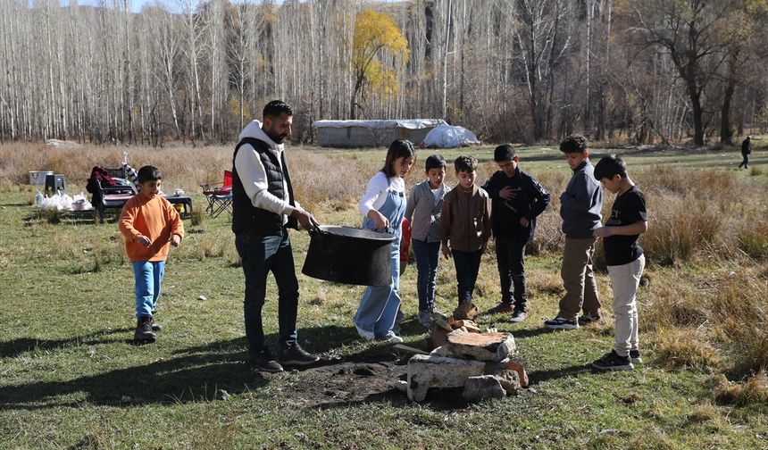 Kazanda pişirdiği etlerle sahipsiz kedileri besliyor