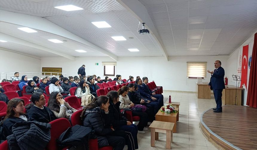 Keban'da 'Türkiye Yüzyılı Maarif Modeli' kapsamında öğrencilere bilgilendirme yapıldı