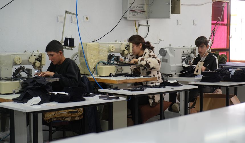 Kırköy beldesinde açılan tekstil fabrikası gençlere iş kapısı oldu