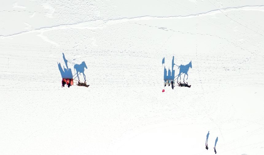 Kısmen donan Çıldır Gölü'nde atlı kızak heyecanı başladı