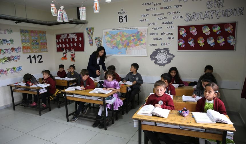 Köy okulundaki öğretmenin girişimiyle açılan sanat atölyesi öğrencilerin becerilerini geliştirdi