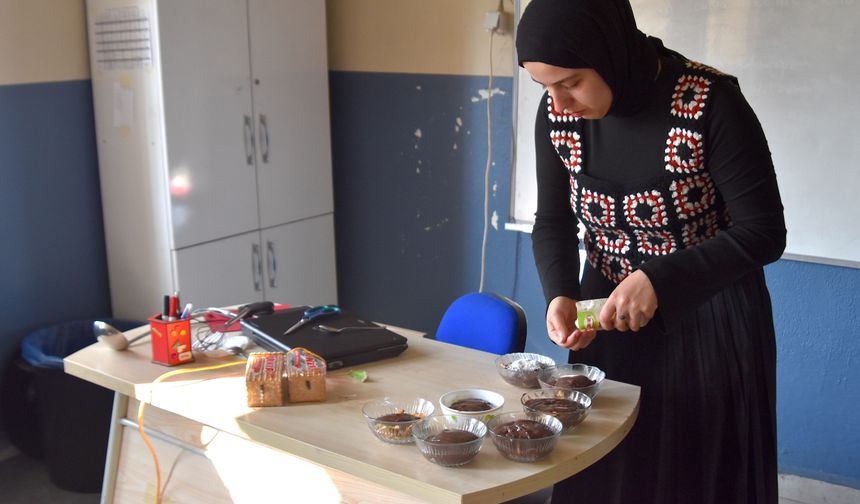 Köy okulunun kadın öğretmeni, sobalı sınıfta 6 öğrencisini geleceğe hazırlıyor