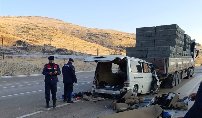 Malatya'da tıra çarpan minibüsteki 3 kişi öldü