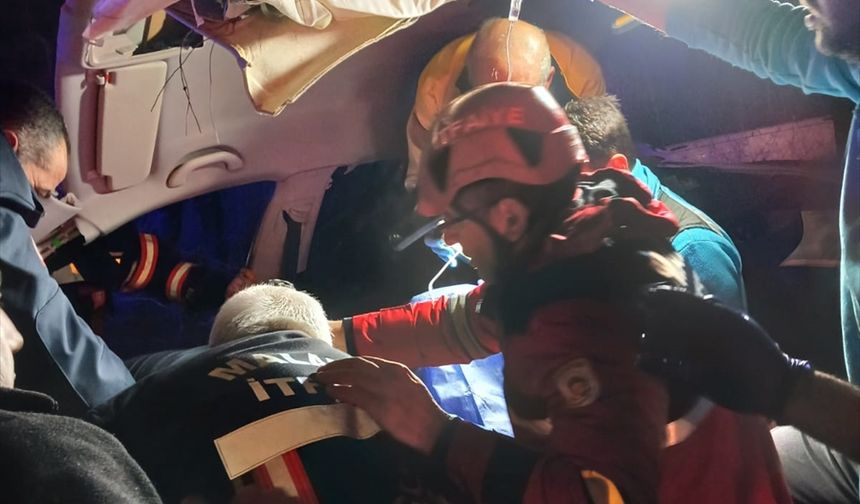 Malatya'da trambüs direğine çarpan otomobildeki 2 kişi yaralandı