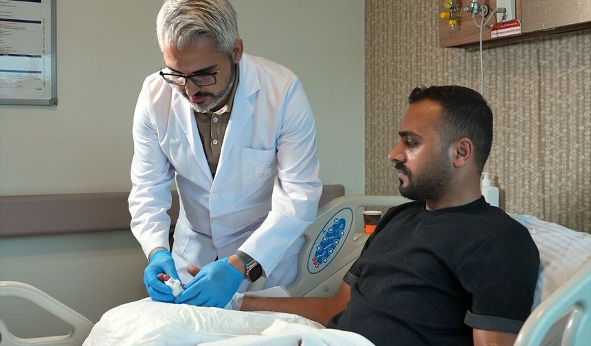 Motosiklet kazasında parmağı kopan genç mikrocerrahiyle parmağına kavuştu