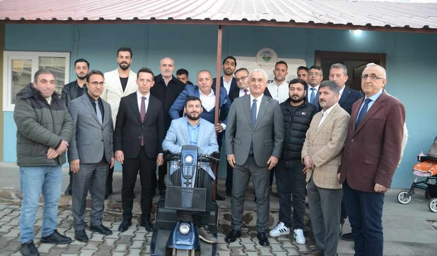 Muş Valisi Çakır, Bedensel Engelliler Derneği'ni ziyaret etti