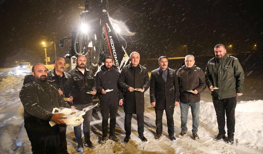 Muş Valisi Çakır, yeni yıla görev başında giren kamu görevlilerini ziyaret etti