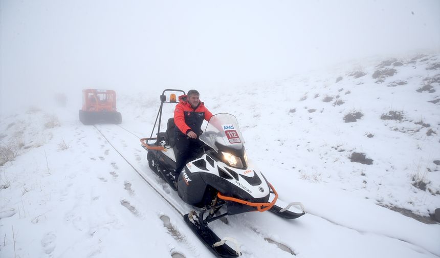Muş'ta AFAD ekipleri kar ve sisli bölgede yaptıkları tatbikatlarla kış görevlerine hazırlanıyor