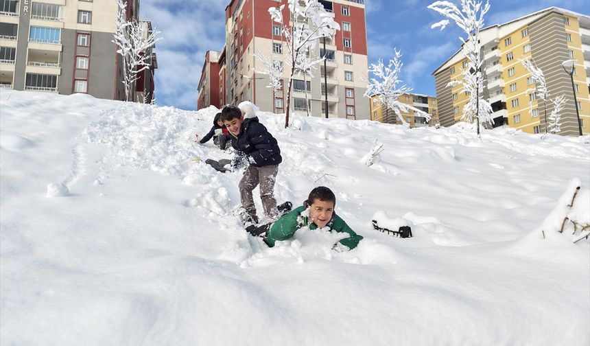 Muş'ta çocuklar kar üzerinde poşetlerle kayarak eğlendi