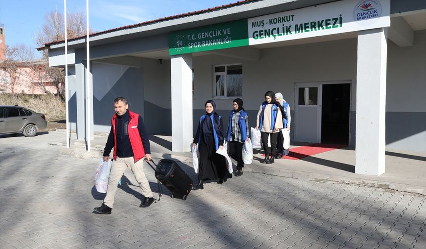 Muş'ta gönüllü gençler 20 köyde yaptıkları etkinliklerle çocukların yüzünü güldürdü