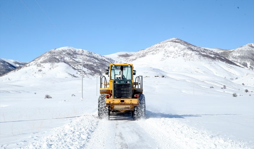 Muş'ta köy yollarında karla mücadele çalışmaları sürüyor