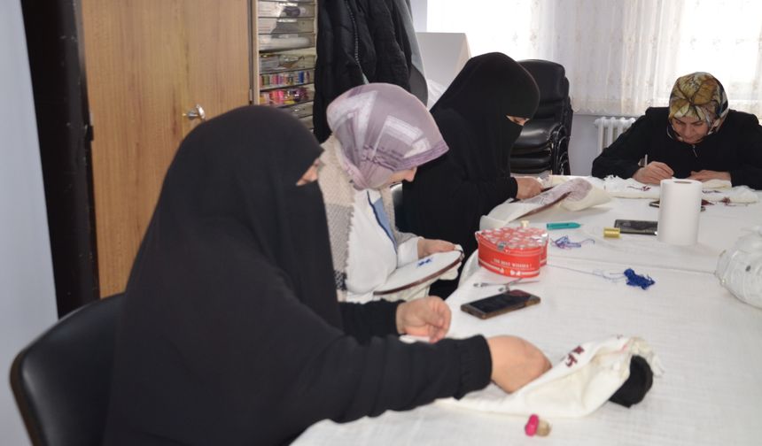 Muş'ta kurslara katılan kadınlar meslek öğreniyor