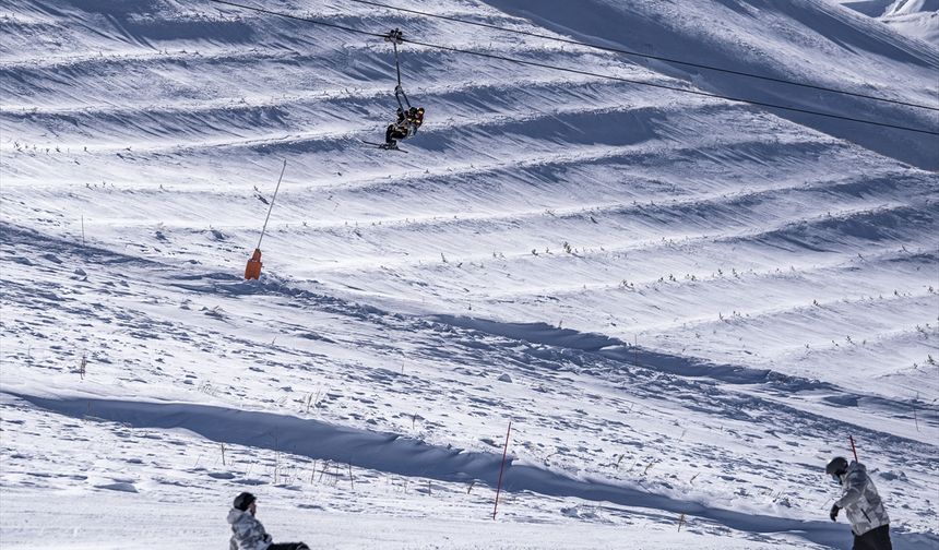 Palandöken'in 'kayaklı 112 sağlık ekibi' sporcu kazalarına anında müdahale edecek