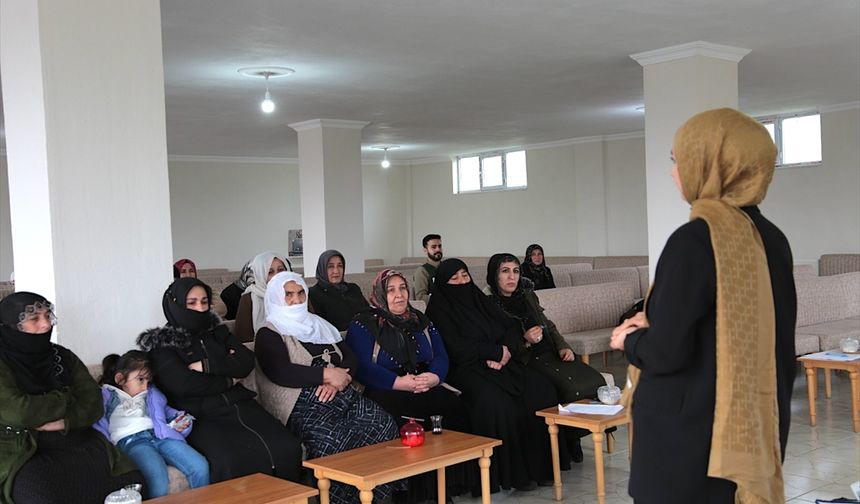 Sağlık çalışanları, eğitimlerle toplumun 'sağlık okuryazarlığı' düzeyini arttırıyor