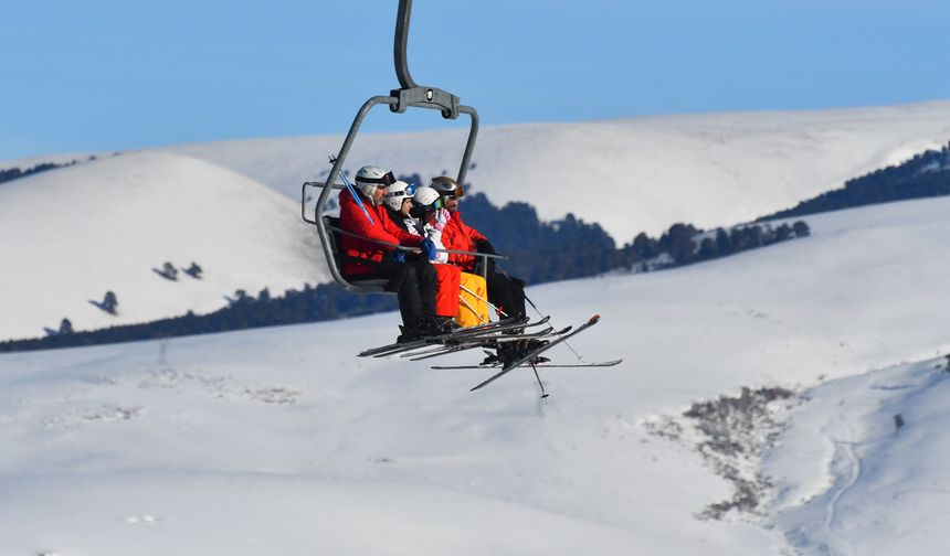 Sarıkamış Kayak Merkezi'nde vatandaşların kayak keyfi sürüyor