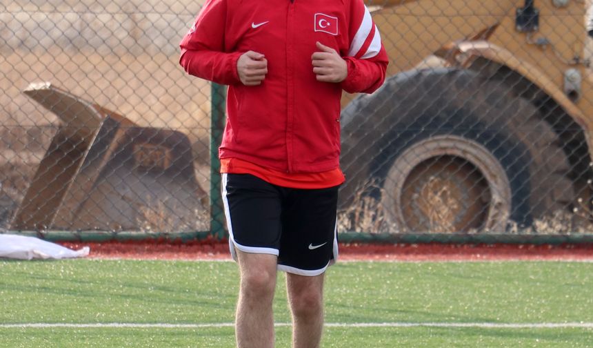 Sekiz günlükken ameliyat sonrası kısmi felç geçiren Fatih, sporla engelleri aşıyor