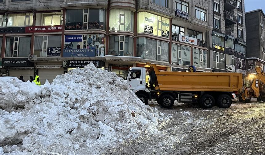 Şemdinli'de karla mücadele çalışmaları sürüyor