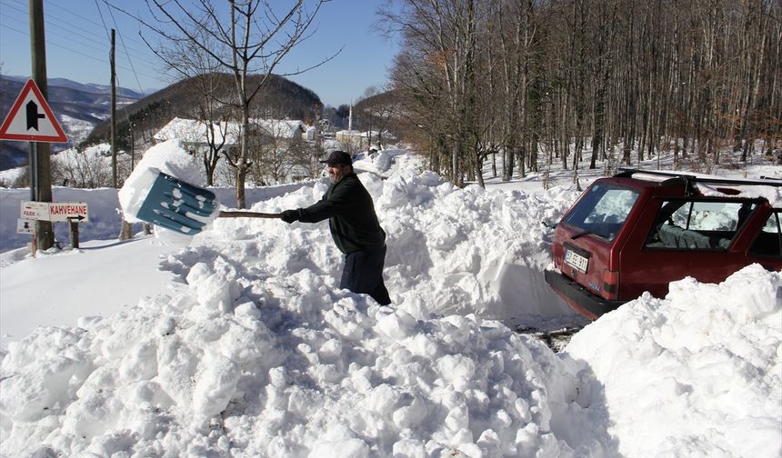 Sinop'ta kar kalınlığı bazı bölgelerde bir metreye ulaştı