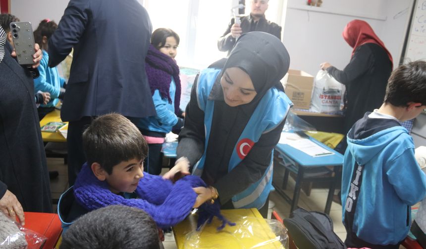 TÜGVA öncülüğünde depremzede kadınlardan öğrencilere atkı desteği